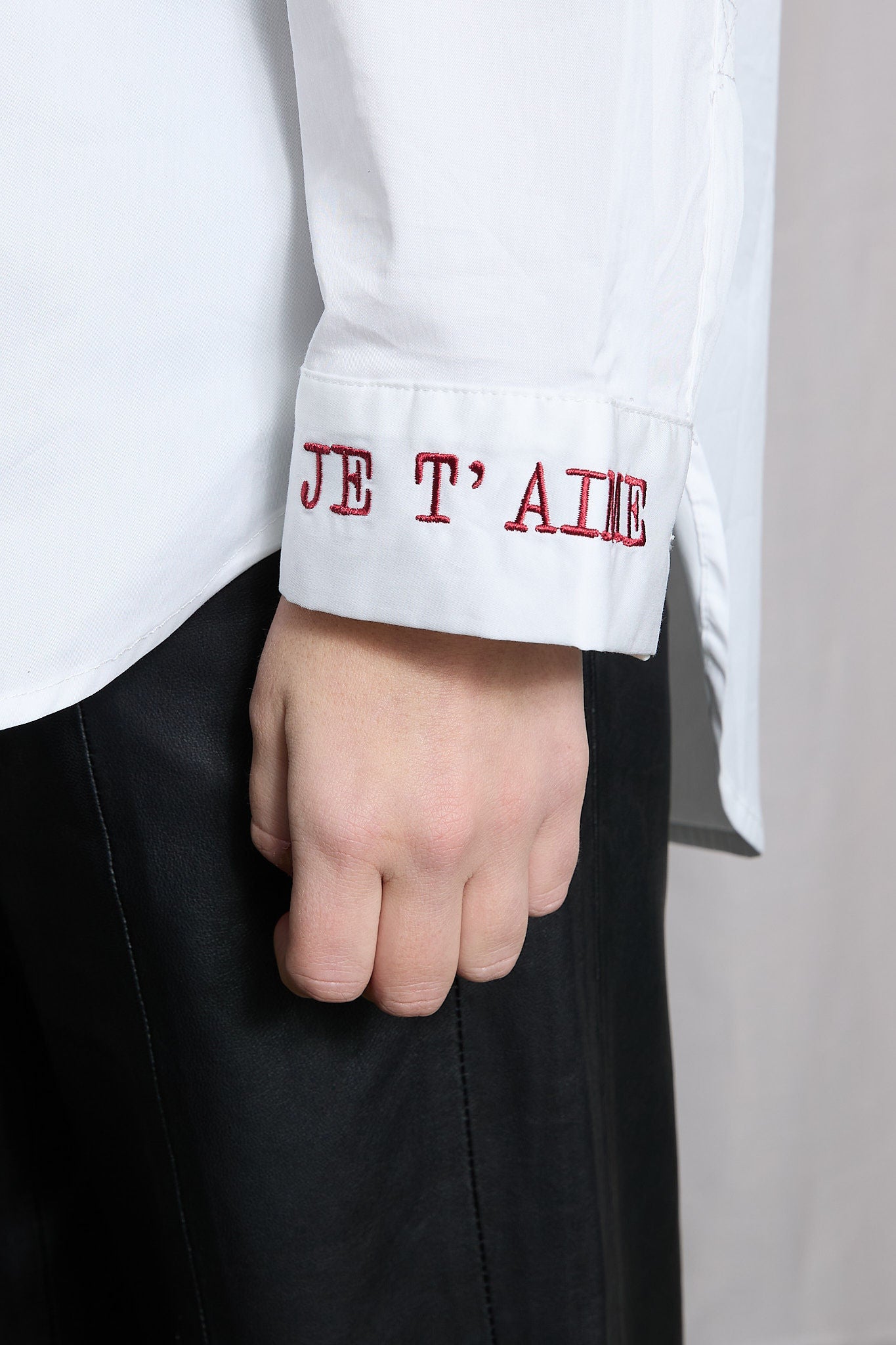 JE T'aime embroidery on sleeve