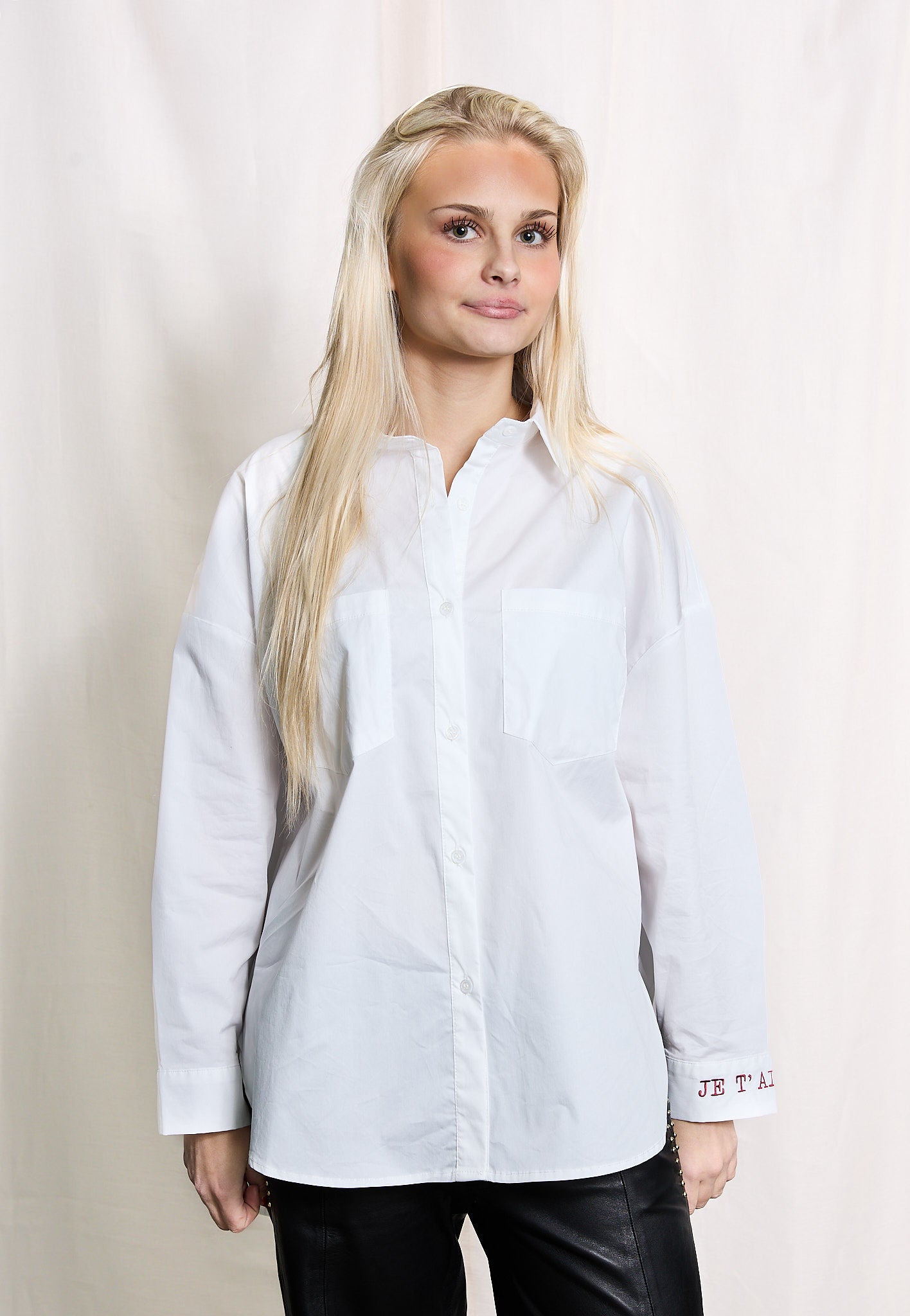 JE T'aime embroidery on sleeve