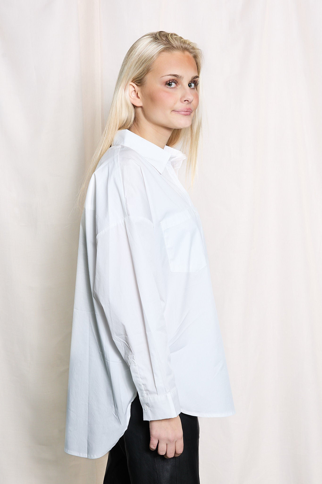 JE T'aime embroidery on sleeve